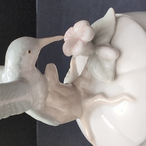 Vintage Arnart Porcelain Lidded Hummingbird Trinket Box. - Picture 5 of 10